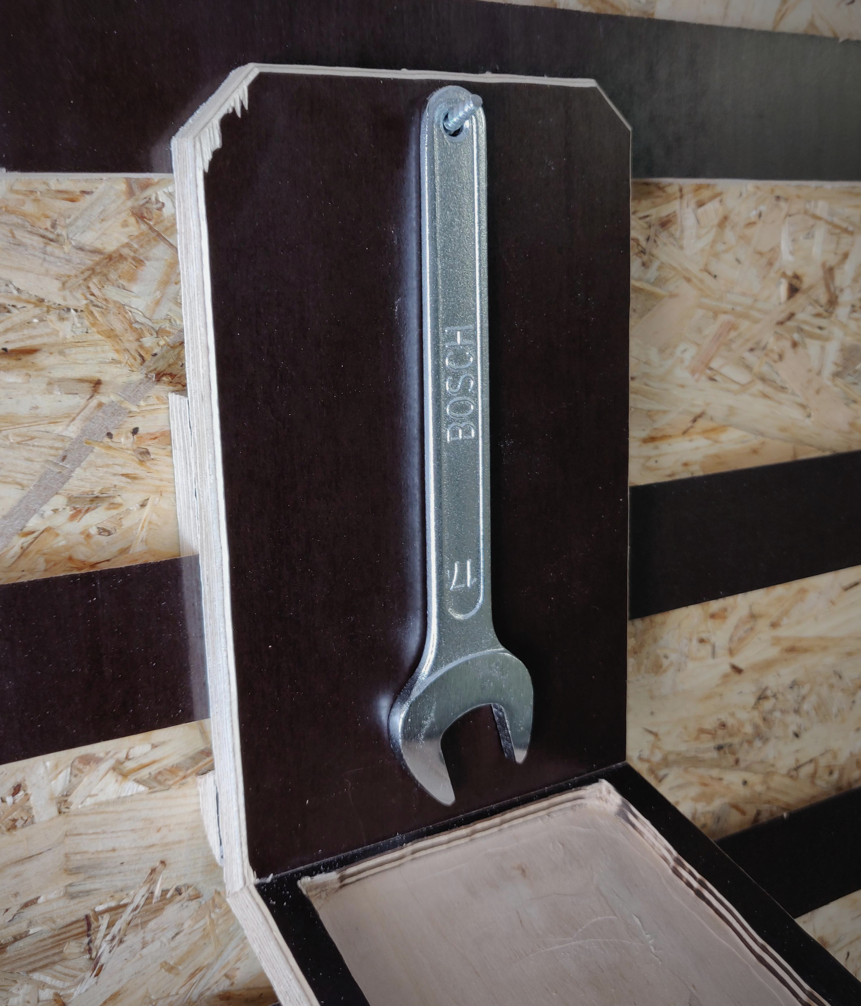 Rückwand des Halters mit angehängtem Schraubenschlüssel