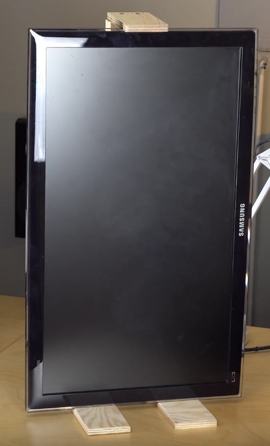 Monitorständer mit Display